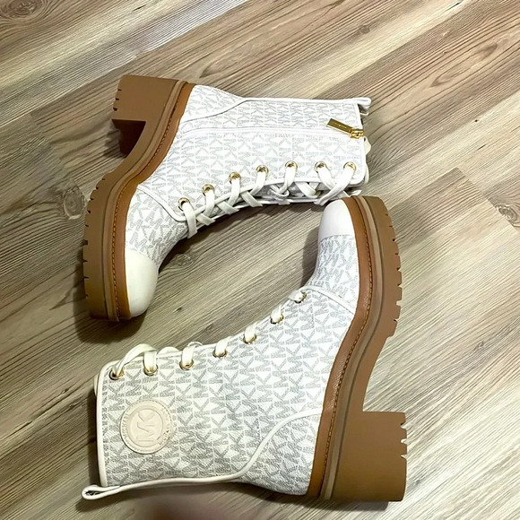 Michael Kors Corey Logo Combat Boot cream & tan Womens size 7.5 Ankle Bootie - Picture 3 of 14